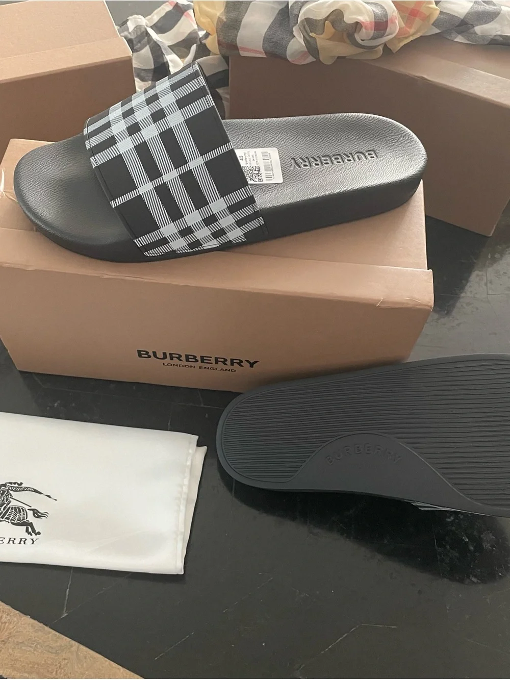 Men’s size 10 Check Slide Sandals